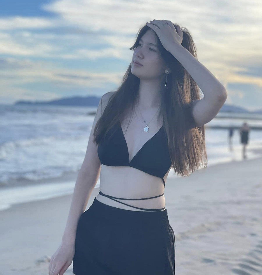 Giống hai anh trai, Thanh Giang sinh ra và lớn lên tại Nga. Cô gái tuổi teen hiện cao gần 1m8 và rất xinh đẹp. Thanh Giang chơi thân với bạn gái của cả hai anh. 