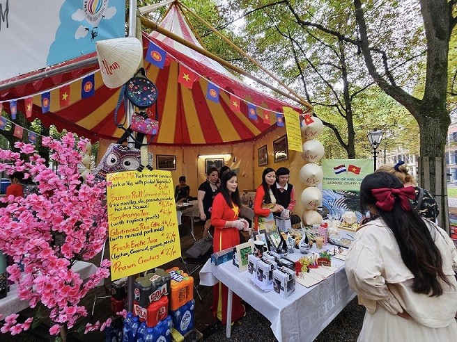 Đại sứ quán Việt Nam tại Hà Lan tham gia Embassy Festival 2023