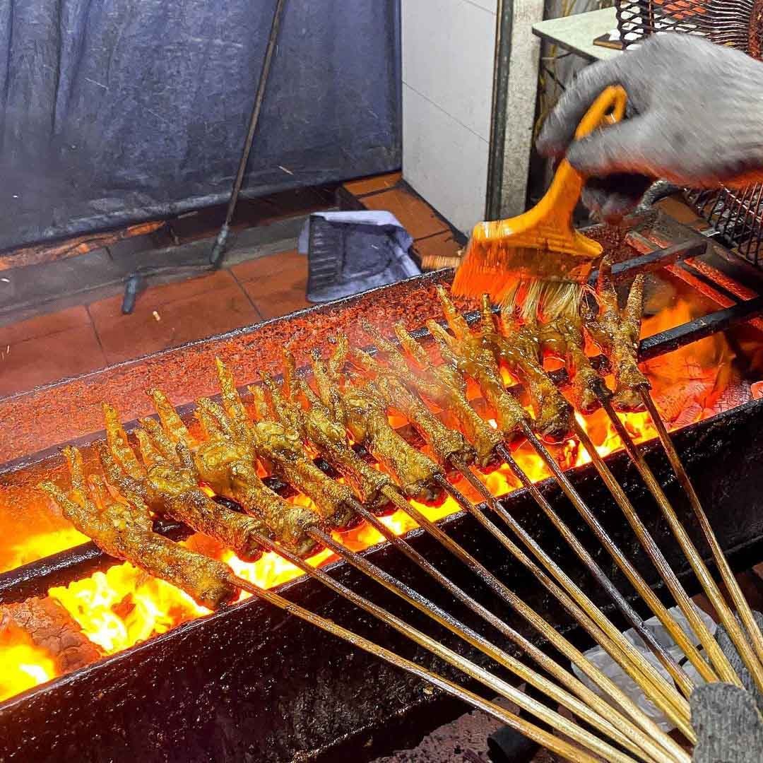 “Phố chân gà nướng” được biết đến một địa điểm tụ tập buổi tối quen thuộc của giới trẻ Hà Thành (Ảnh: Hahaiday) “Phố chân gà nướng” được biết đến một địa điểm tụ tập buổi tối quen thuộc của giới trẻ Hà Thành (Ảnh: Hahaiday)