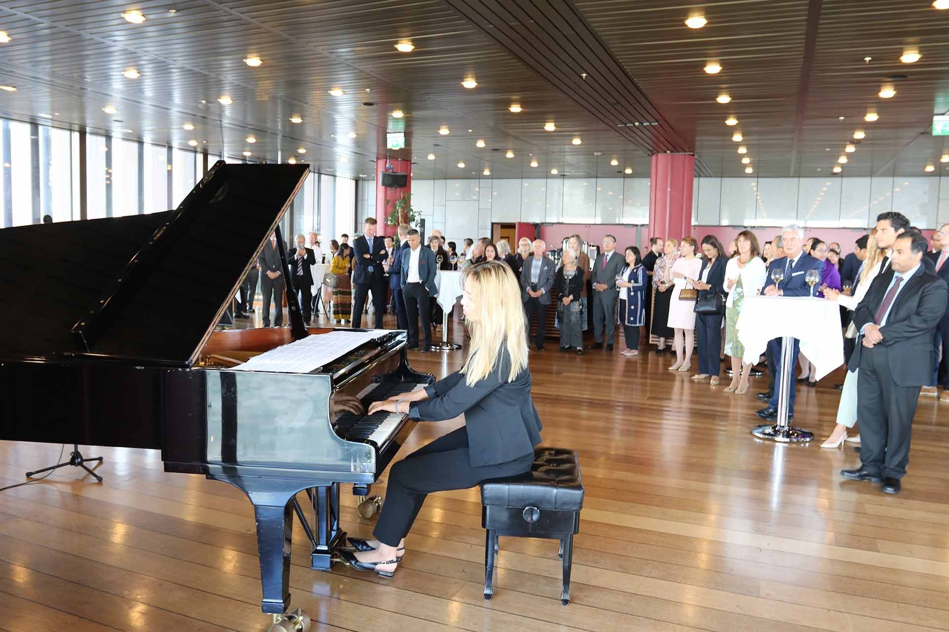 Biểu diễn âm nhạc tại sự kiện. Biểu diễn âm nhạc tại sự kiện.