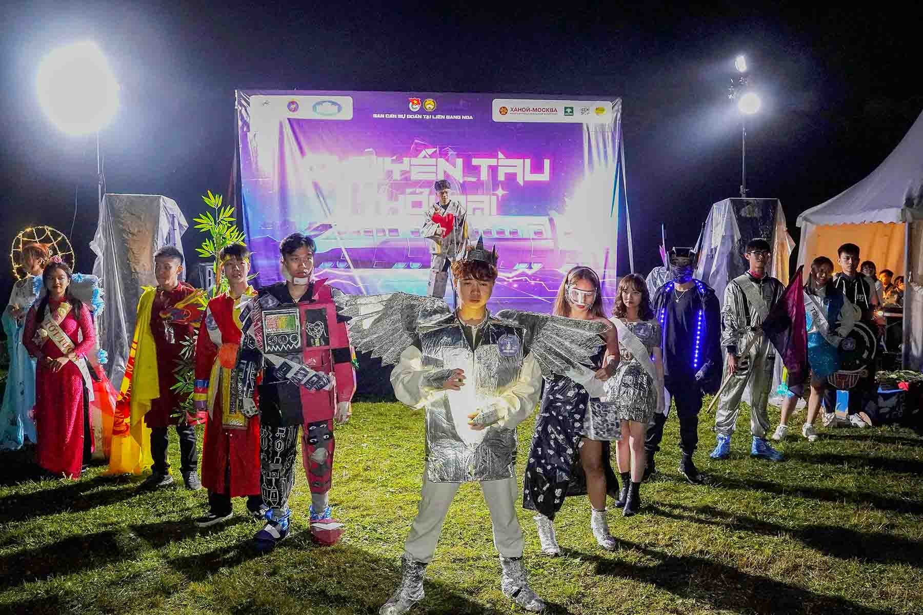 Cuộc thi thời trang “Chuyến tàu Thời đại, AI và con người trong thời đại số” tại Trại Hè sinh viên Việt Nam toàn Liên bang Nga (SMC 2023). Ảnh: Duy Trinh - PV TTXVN tại LB Nga