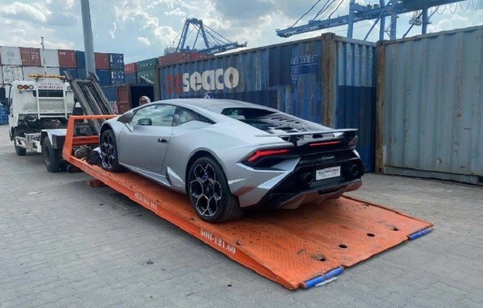 Lamborghini Huracan Tecnica vừa về sở hữu màu sơn Grigio Nimbus hiếm có. Lamborghini Huracan Tecnica vừa về sở hữu màu sơn Grigio Nimbus hiếm có.