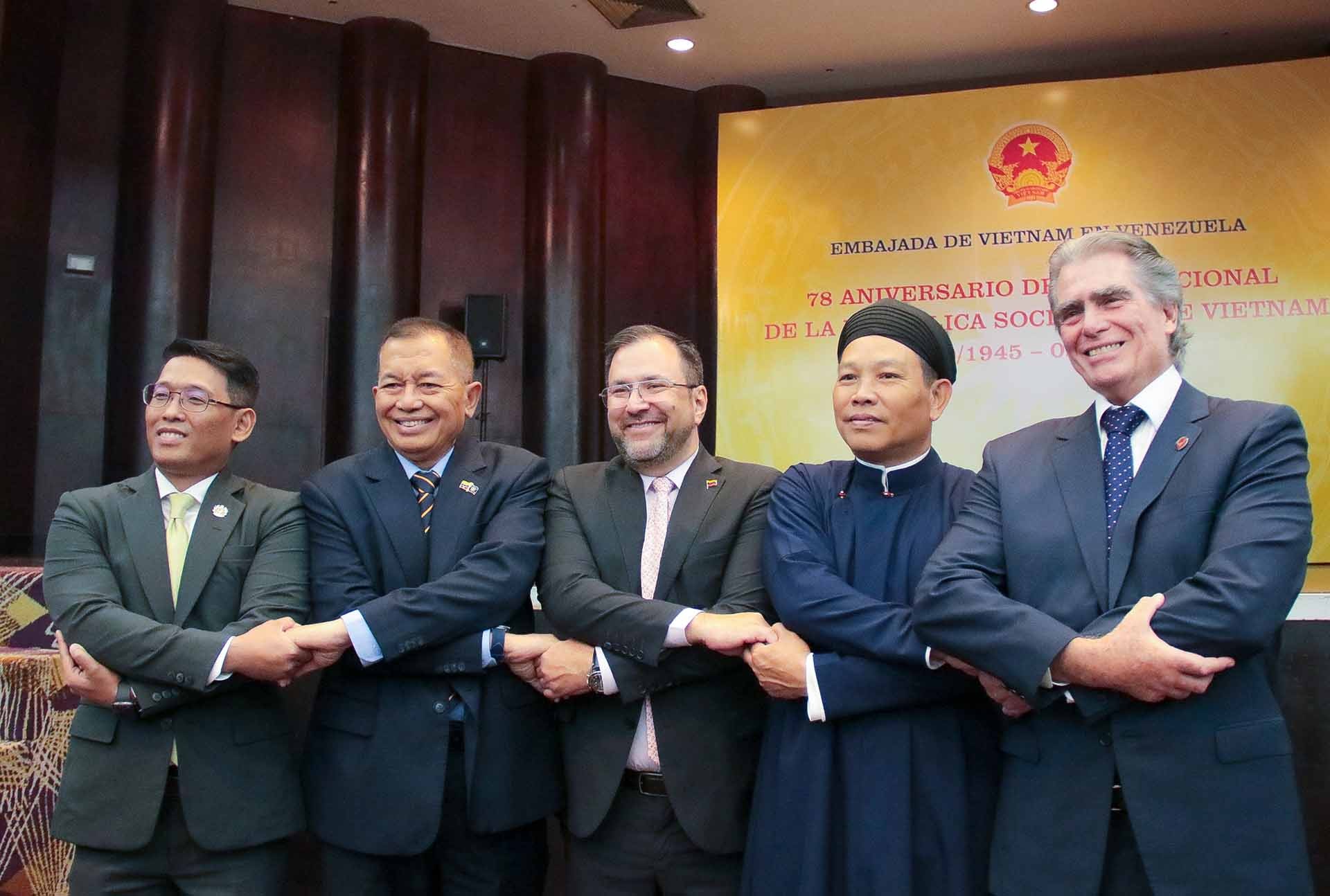 Đại sứ Vũ Trung Mỹ chụp ảnh lưu niệm cùng Bộ trưởng Ngoại giao Venezuela Yvan Gil Pinto và Đại sứ các nước ASEAN.