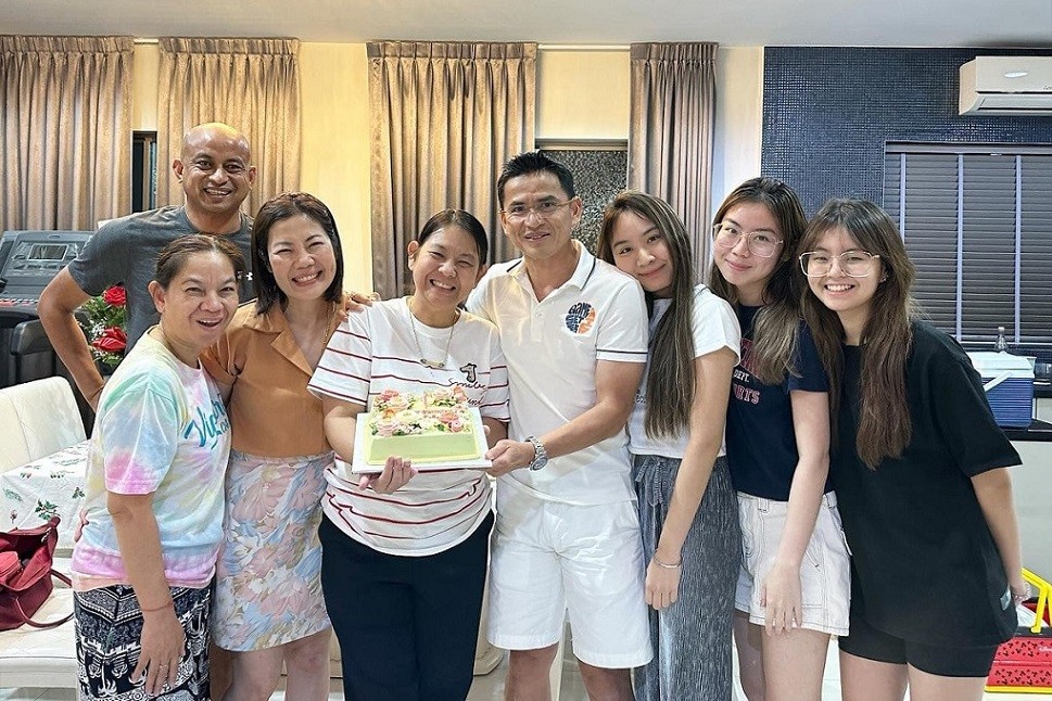 Bà Asarapa, vợ HLV Kiatisuk đón tuổi mới hôm 5/9. Nhân dịp này, nhà cầm quân người Thái Lan cùng các con tổ chức một bữa tiệc nhỏ tại nhà để mừng sinh nhật bà xã.
