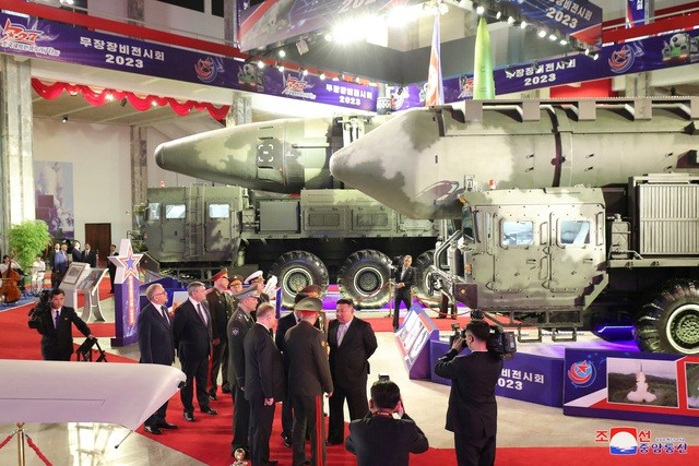 Nhà lãnh đạo Triều Tiên Kim Jong-un và Bộ trưởng Quốc phòng Nga Sergei Shoigu tại một cuộc triển lãm vũ khí ở Bình Nhưỡng trong tháng 7 Nhà lãnh đạo Triều Tiên Kim Jong-un và Bộ trưởng Quốc phòng Nga Sergei Shoigu tại một cuộc triển lãm vũ khí ở Bình Nhưỡng trong tháng 7