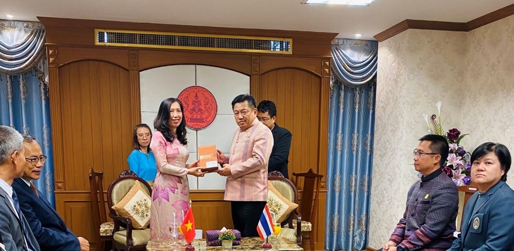 Làm công tác cộng đồng tại các tỉnh Đông Bắc Thái Lan Làm công tác cộng đồng tại các tỉnh Đông Bắc Thái Lan