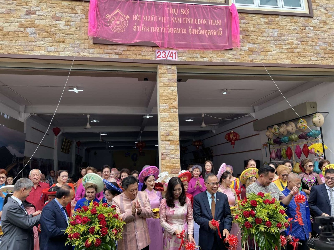 Làm công tác cộng đồng tại các tỉnh Đông Bắc Thái Lan Làm công tác cộng đồng tại các tỉnh Đông Bắc Thái Lan