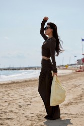 Dự Liên hoan phim Venice, diễn viên Thư Kỳ nhận mưa lời khen phong cách và nhan sắc