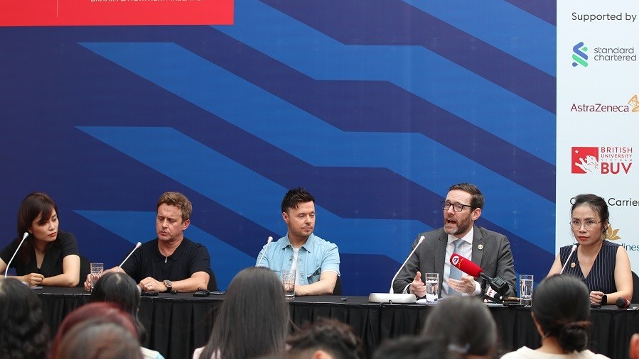 Đắm chìm trong âm nhạc của 911, làm bánh cùng Đại sứ tại Lễ hội Vương quốc Anh