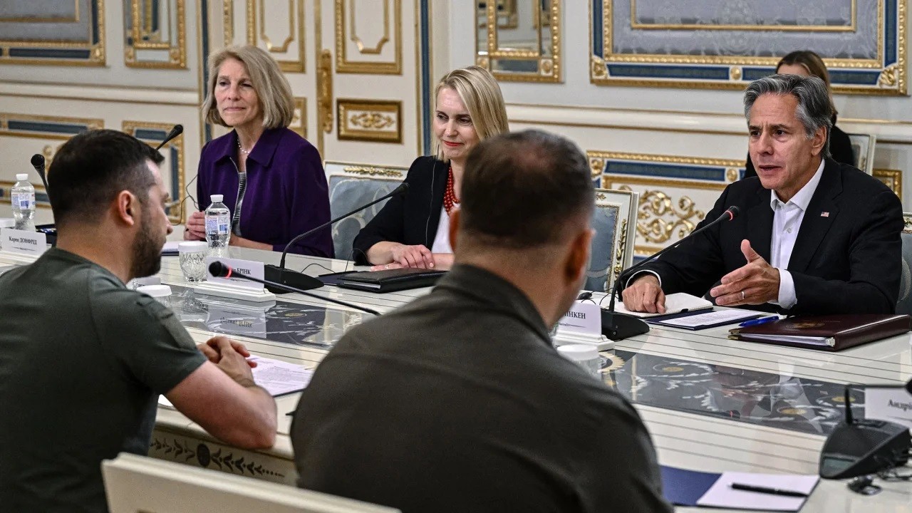 (09.06) Ngoại trưởng Mỹ Antony Blinken trong cuộc hội kiến Tổng thống Ukraine Volodymyr Zelensky ngày 8/9 tại Kiev. (Nguồn: AFP/Getty Images) (09.06) Ngoại trưởng Mỹ Antony Blinken trong cuộc hội kiến Tổng thống Ukraine Volodymyr Zelensky ngày 8/9 tại Kiev. (Nguồn: AFP/Getty Images)