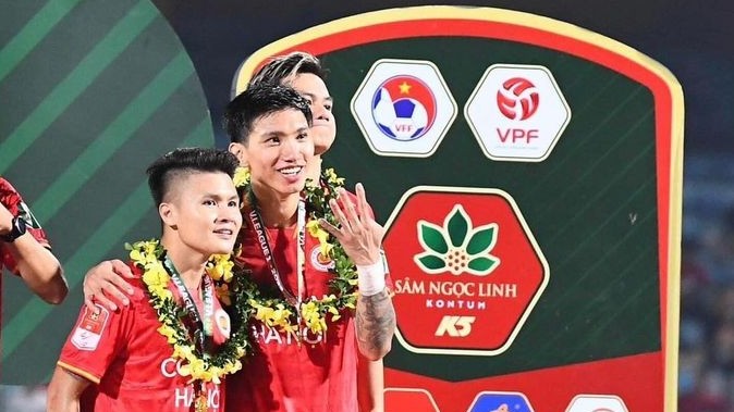 Hậu vệ Văn Hậu, bạn gái Doãn Hải My và gia đình Đức Chinh cùng nghỉ dưỡng ở Nha Trang