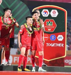 Hậu vệ Văn Hậu, bạn gái Doãn Hải My và gia đình Đức Chinh cùng nghỉ dưỡng ở Nha Trang