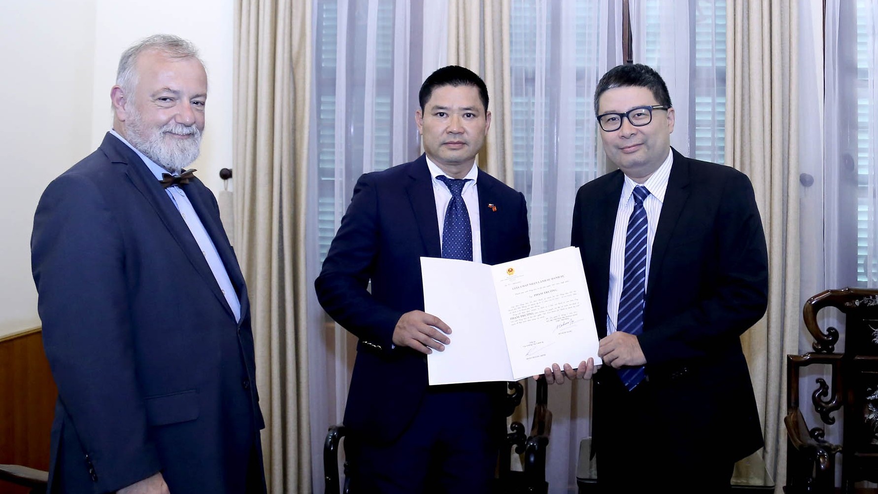 Trao Giấy chấp nhận Lãnh sự danh dự CH Czech tại Hải Phòng