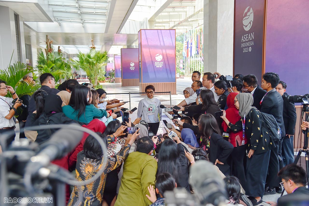 Bộ trưởng Ngoại giao Indonesia Retno Marsudi trả lời phỏng vấn bên lề ASEAN-43 chiều ngày 6/9. (Ảnh: Anh Sơn) Bộ trưởng Ngoại giao Indonesia Retno Marsudi trả lời phỏng vấn bên lề ASEAN-43 chiều ngày 6/9. (Ảnh: Anh Sơn)