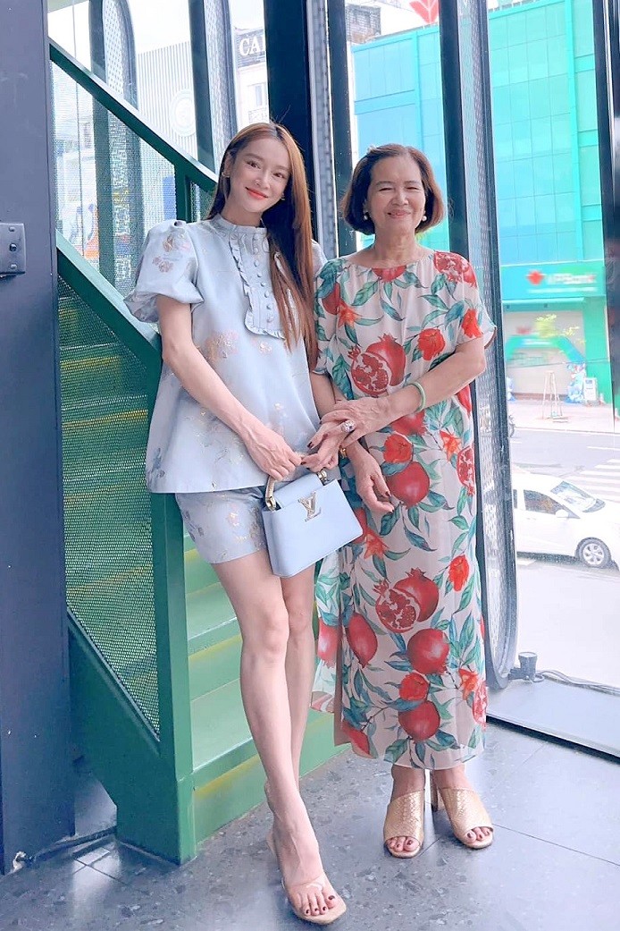 Dịp 2/9, Nhã Phương ra phố đi ăn với gia đình cùng trang phục tông xanh nền nã, giấu bụng bầu khéo léo. Bà xã MC Trường Giang kết hợp set đồ cùng chiếc túi xách Capucines của Louis Vuitton, có giá bán tại Việt Nam khoảng hơn 150 triệu đồng. Dịp 2/9, Nhã Phương ra phố đi ăn với gia đình cùng trang phục tông xanh nền nã, giấu bụng bầu khéo léo. Bà xã MC Trường Giang kết hợp set đồ cùng chiếc túi xách Capucines của Louis Vuitton, có giá bán tại Việt Nam khoảng hơn 150 triệu đồng.