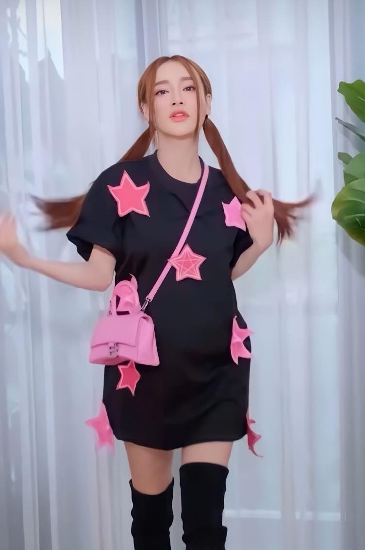 Cùng ngắm những chiếc túi hàng hiệu nhỏ xi, trang nhã đồng hành với Nhã Phương trong thời gian mang bầu Cùng ngắm những chiếc túi hàng hiệu nhỏ xi, trang nhã đồng hành với Nhã Phương trong thời gian mang bầu