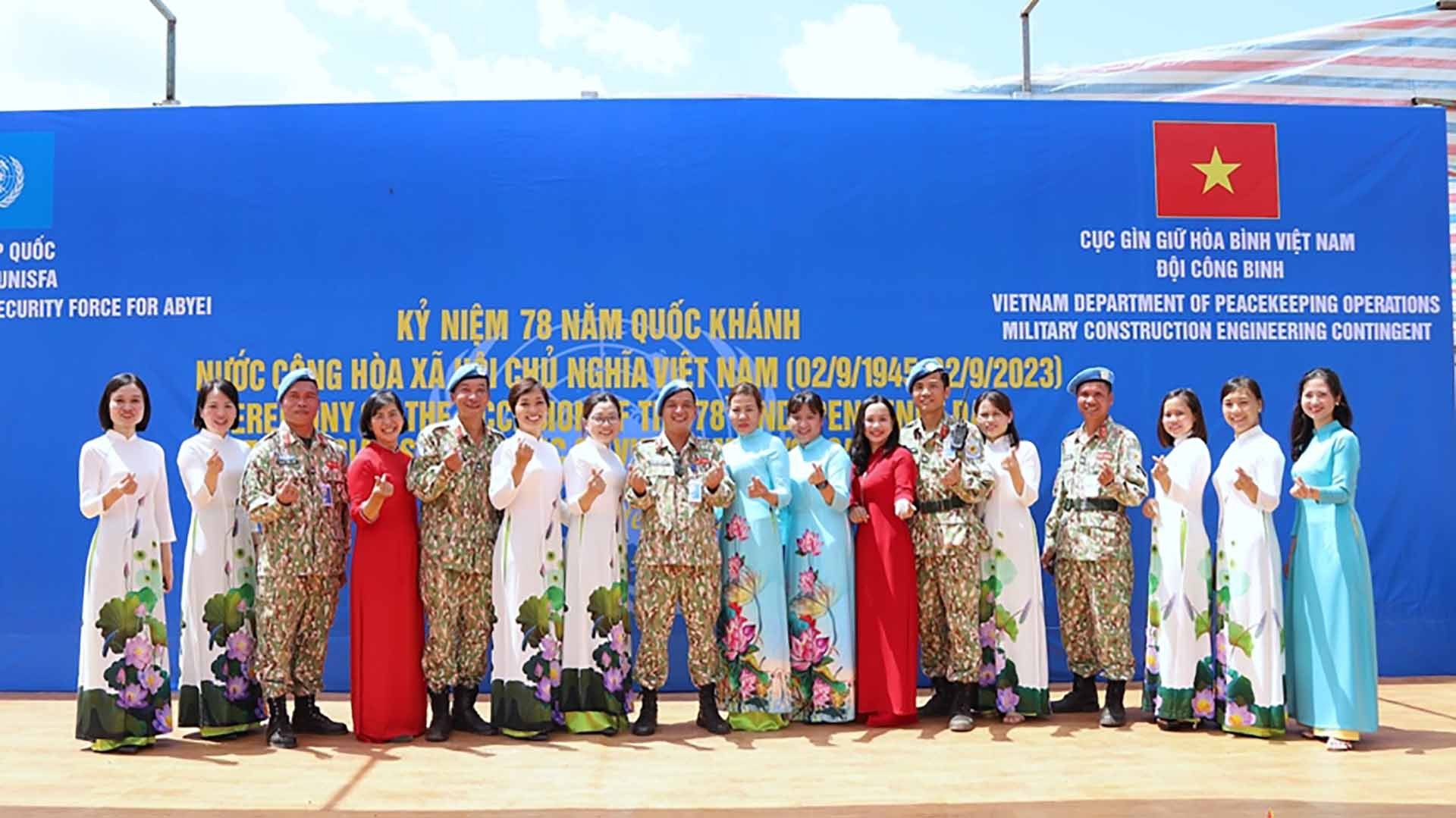 Ban chỉ huy đội công binh chụp ảnh chung với các nữ quân nhân.  (Ảnh: Yến Thịnh)