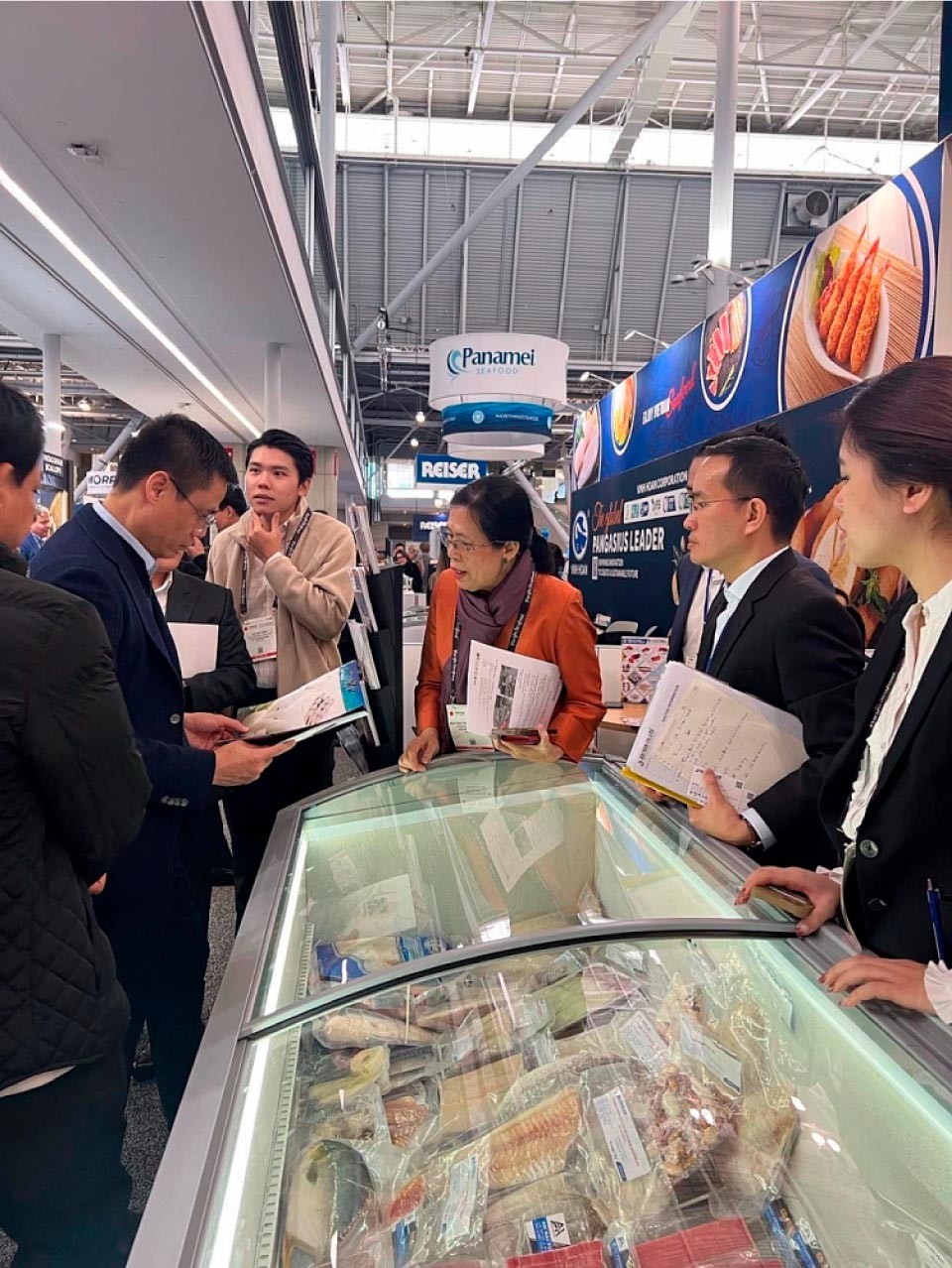 Các doanh nghiệp thủy sản Việt Nam giới thiệu sản phẩm tại Hoa Kỳ. (Nguồn: VASEP)