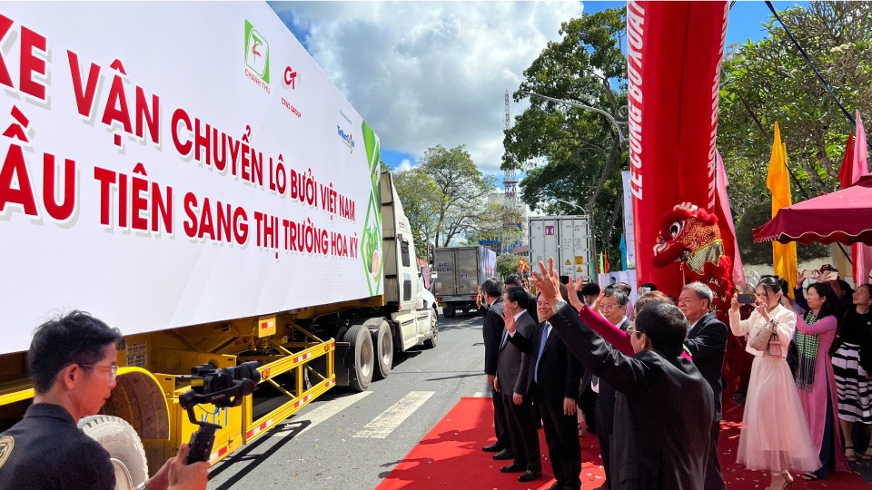 Lãnh đạo Bộ NN-PTNN, Tỉnh ủy, UBND tỉnh Bến Tre chúc mừng lô hàng bưởi da xanh đầu tiên xuất khẩu sang Hoa Kỳ, ngày 28/11/2022. (Nguồn: Thanh Niên)