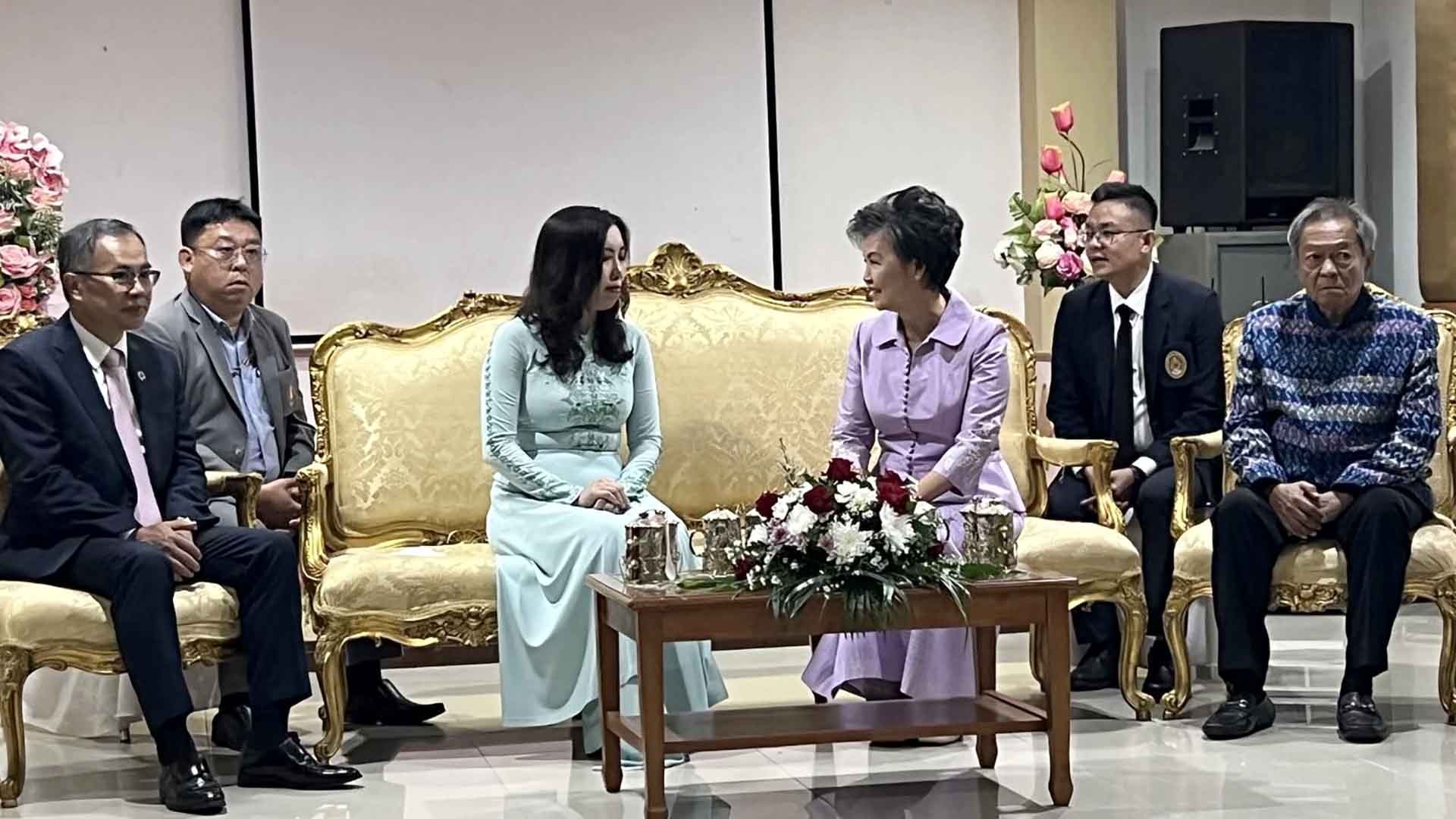 Thứ trưởng Lê Thị Thu Hằng chào xã giao Tỉnh trưởng tỉnh Sakon Nakhon.