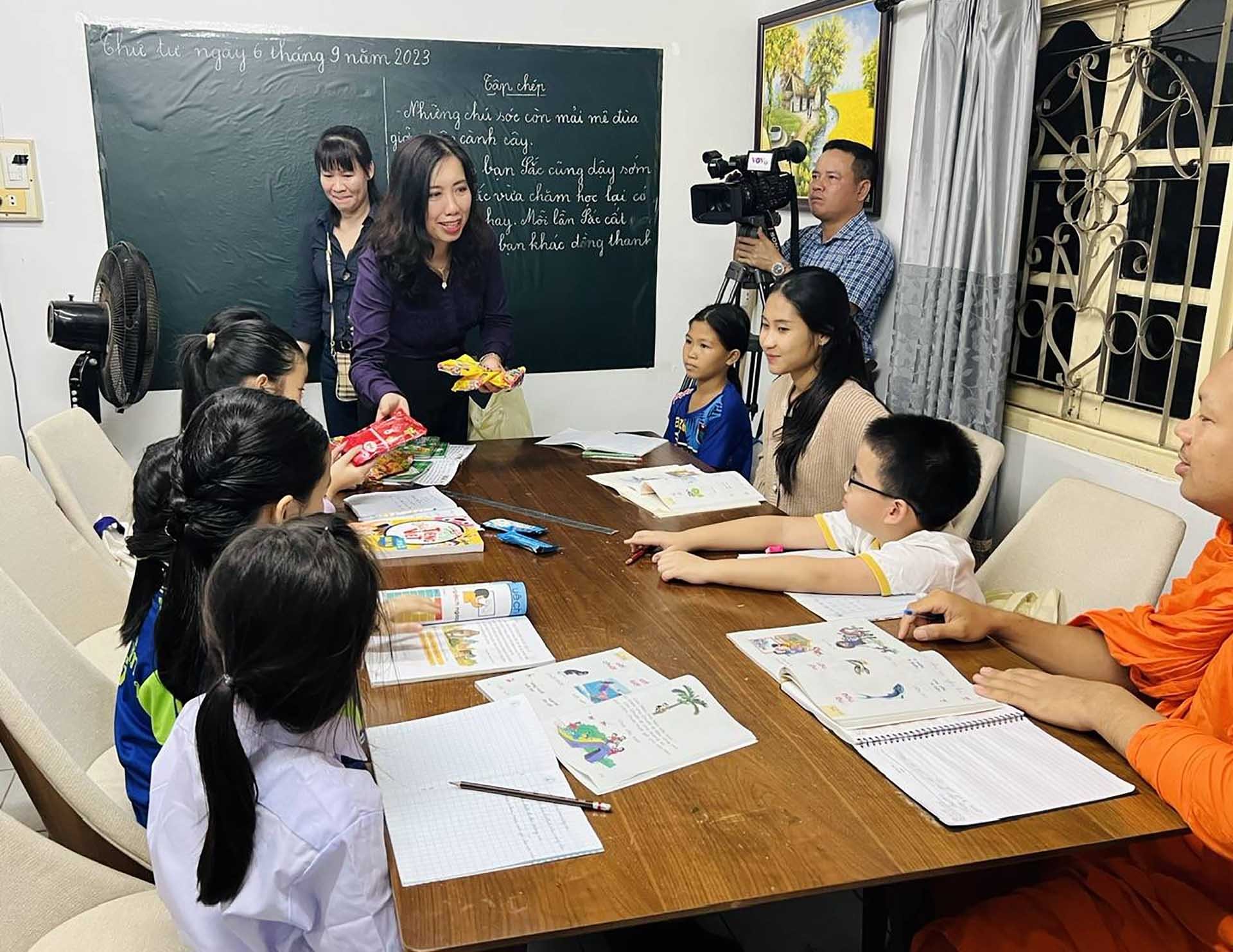 Cộng đồng người Việt tại Lào tích cực tham gia các hoạt động hướng về cội nguồn, gìn giữ bản sắc văn hóa và ngôn ngữ dân tộc