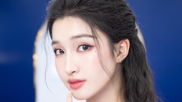 Phát sốt với nhan sắc của Á hậu Nguyễn Phương Nhi