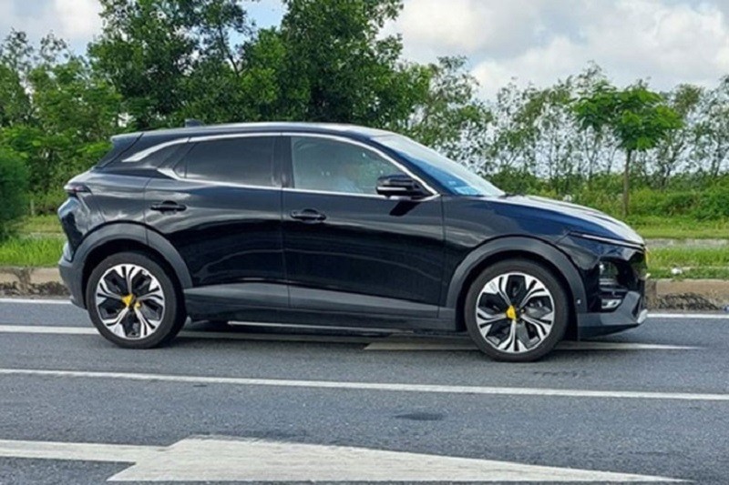 VinFast VF6 bản thương mại lăn bánh trên đường phố Việt Nam. VinFast VF6 bản thương mại lăn bánh trên đường phố Việt Nam.