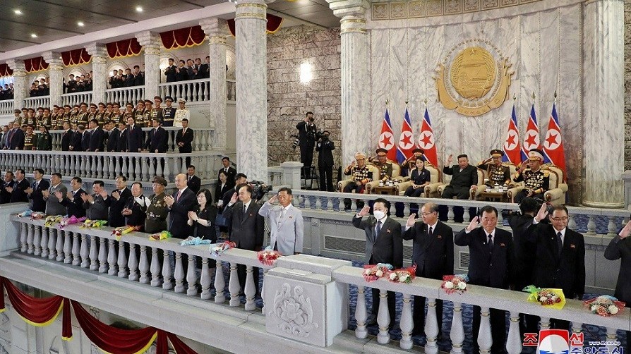 Hình ảnh Lễ duyệt binh trong đêm của lực lượng bán quân sự Triều Tiên kỷ niệm 75 năm ngày Quốc khánh