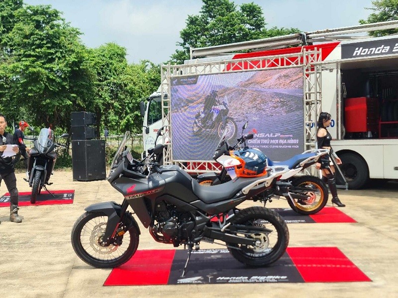 Cận cảnh Honda XL750 Transalp vừa ra mắt tại Việt Nam, giá 309 triệu đồng Cận cảnh Honda XL750 Transalp vừa ra mắt tại Việt Nam, giá 309 triệu đồng