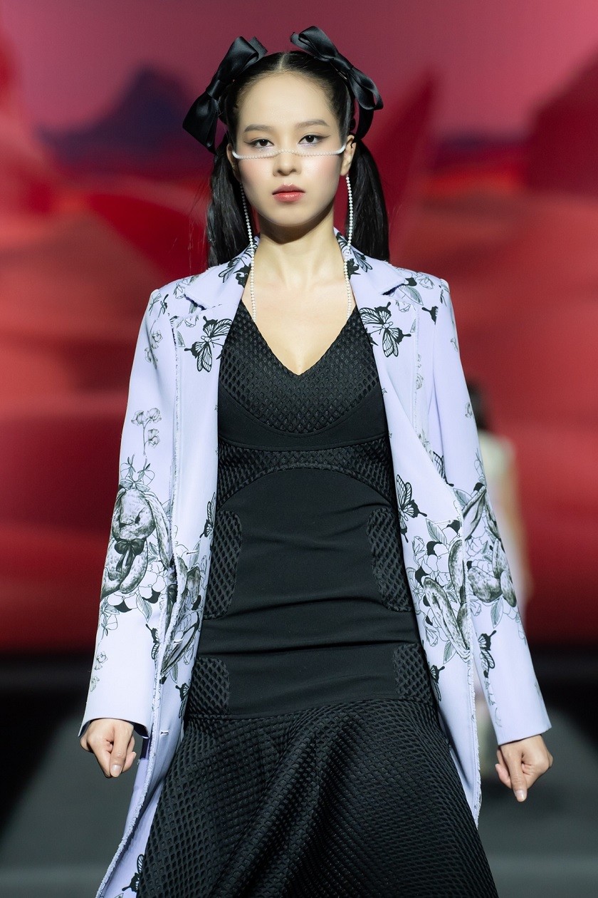 Hoa hậu Thanh Thủy sải bước trên sàn diễn tuần lễ thời trang Seoul 2023