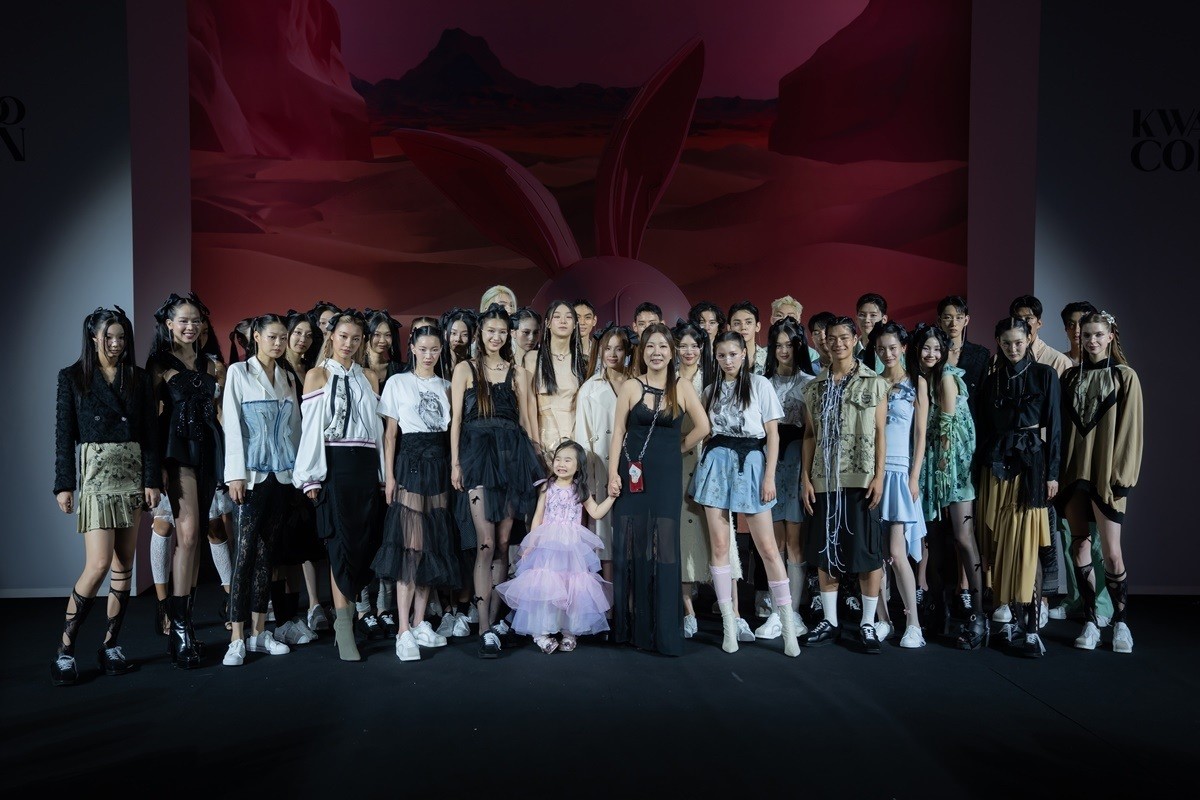 Thanh Thủy, Bảo Hà chụp ảnh cùng dàn mẫu trình diễn cho nhà thiết kế Kwak Hyun Joo.
