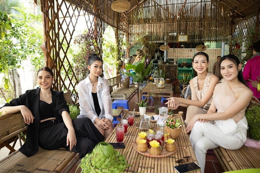 Các Hoa hậu quốc tế mặc giản dị, được Bảo Ngọc giới thiệu các đặc sản ẩm thực địa phương như sương sâm, kem dừa, nước siro... Họ cũng thưởng thức, tìm hiểu quy trình chế biến một số loại bánh dân gian Nam Bộ. 
