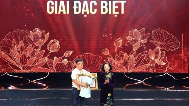 Bức tranh về chiến thắng Điện Biên Phủ giành giải Đặc biệt Giải thưởng sáng tác văn học, nghệ thuật về làm theo lời Bác