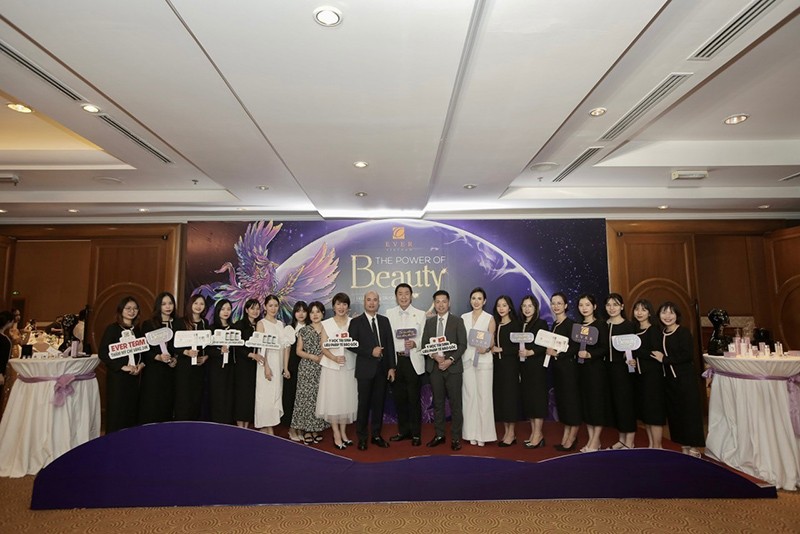 Ban lãnh đạo và nhân viên Công ty EVER VIỆT NAM.