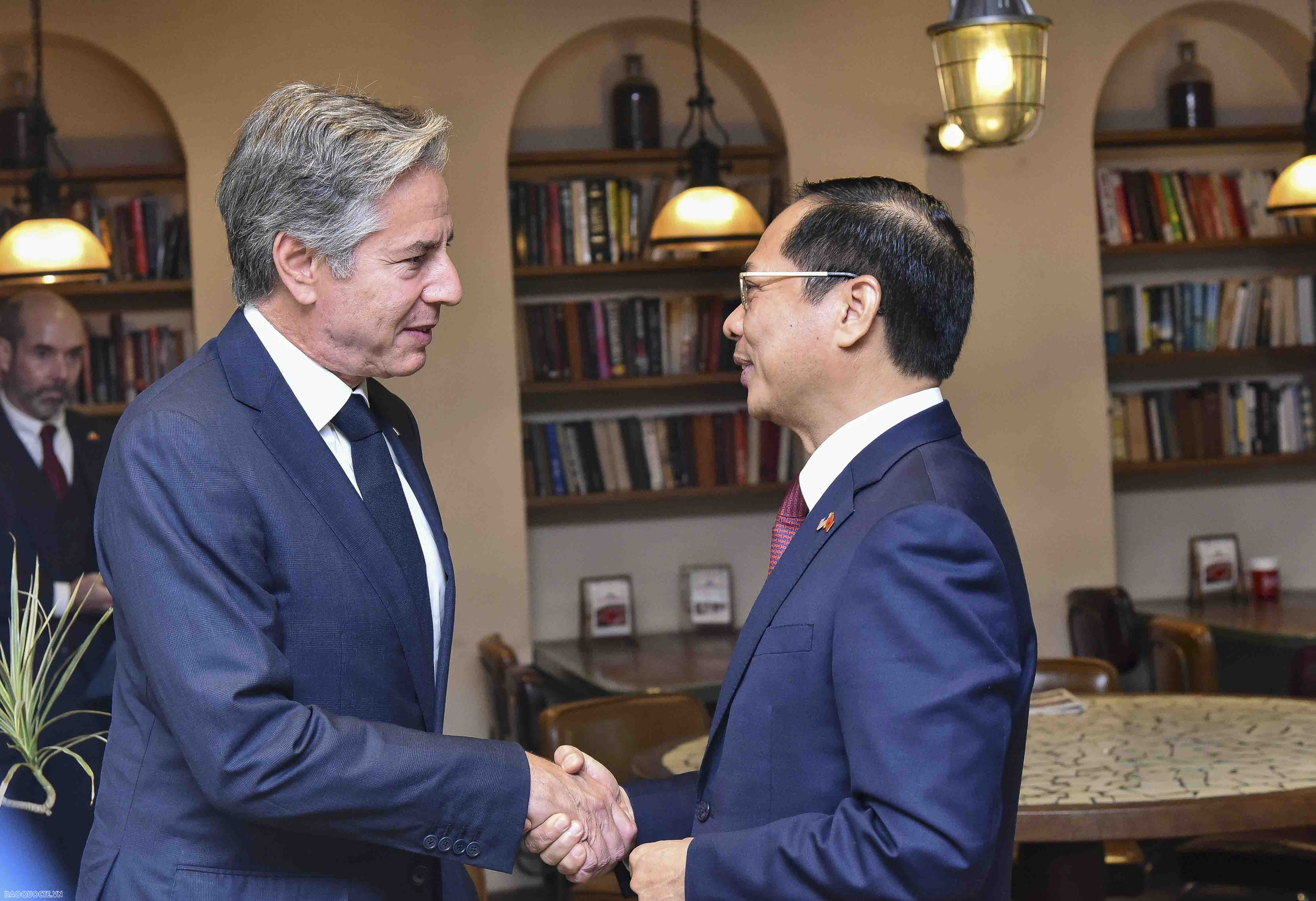 Bộ trưởng Ngoại giao Bùi Thanh Sơn mời Ngoại trưởng Hoa Kỳ thưởng thức cafe ở phố cổ Hà Nội