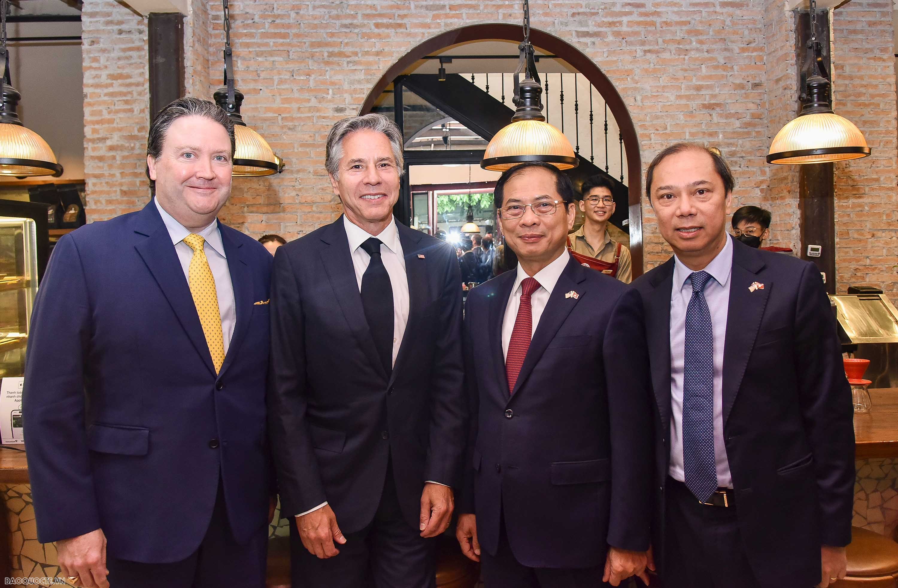 Bộ trưởng Ngoại giao Bùi Thanh Sơn mời Ngoại trưởng Hoa Kỳ thưởng thức cafe ở phố cổ Hà Nội