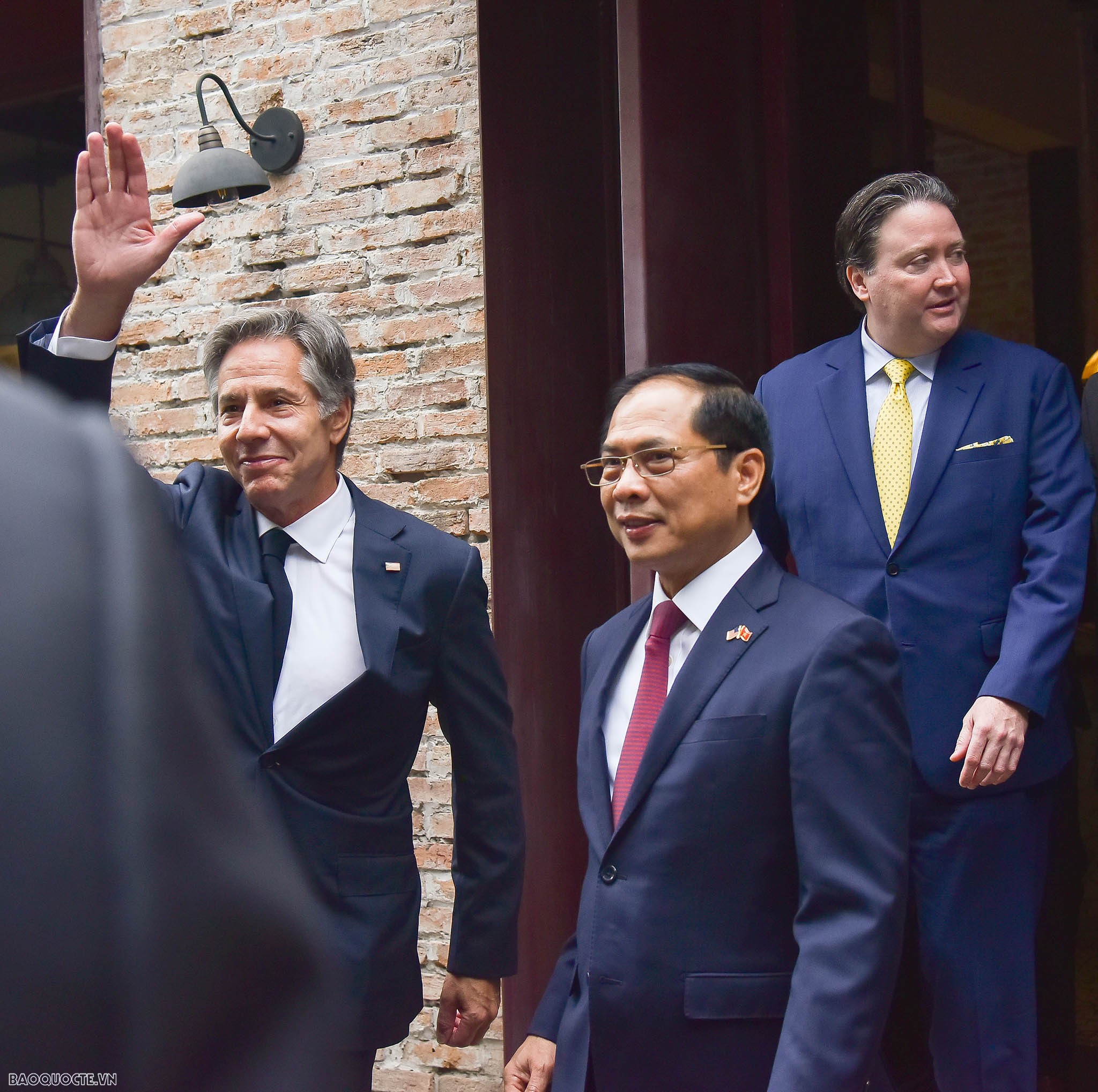 Bộ trưởng Ngoại giao Bùi Thanh Sơn mời Ngoại trưởng Hoa Kỳ thưởng thức cafe ở phố cổ Hà Nội