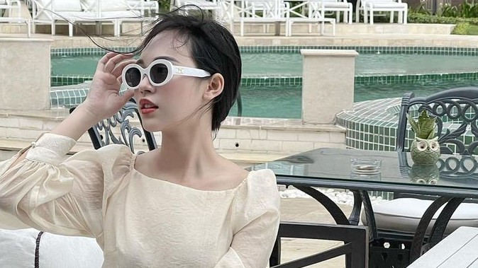 Sao Việt: Huyền Lizzie khoe vai trần sexy, Á hậu Trịnh Thùy Linh đón tuổi 21