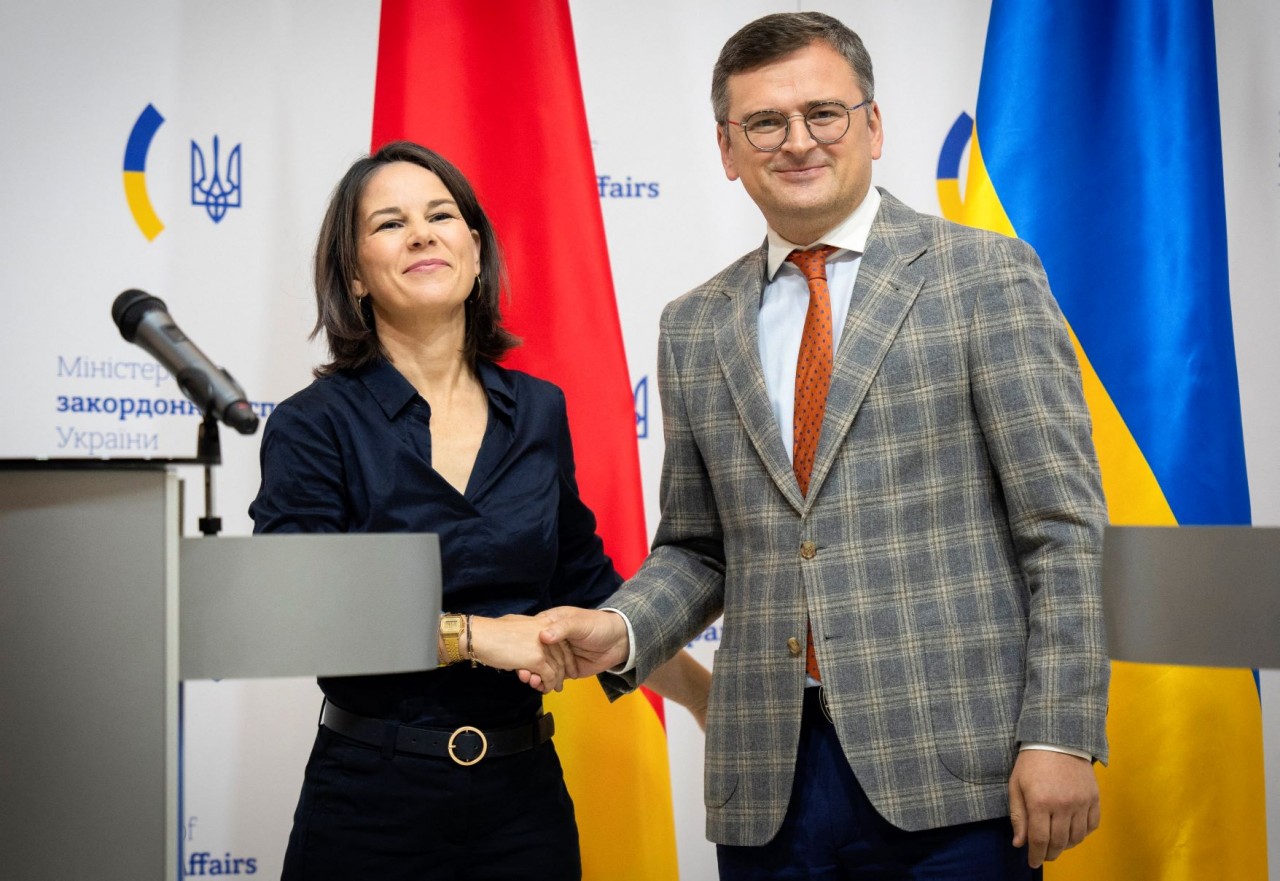 Ngoại trưởng Ukraine Dmytro Kuleba (phải) và Ngoại trưởng Đức Annalena Baerbock tại cuộc họp báo chung sau hội đàm ở Kiev ngày 11/9/2023. (Nguồn: Reuters) Ngoại trưởng Ukraine Dmytro Kuleba (phải) và Ngoại trưởng Đức Annalena Baerbock tại cuộc họp báo chung sau hội đàm ở Kiev ngày 11/9/2023. (Nguồn: Reuters)