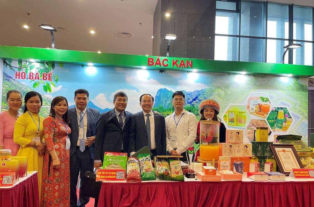 Thứ trưởng Bộ Ngoại giao Nguyễn Minh Vũ chụp hình lưu niệm cùng Chủ tịch UBND tỉnh Bắc Kạn Nguyễn Đăng Bình tại gian trưng bày của tỉnh Bắc Kạn. Thứ trưởng Bộ Ngoại giao Nguyễn Minh Vũ chụp hình lưu niệm cùng Chủ tịch UBND tỉnh Bắc Kạn Nguyễn Đăng Bình tại gian trưng bày của tỉnh Bắc Kạn.