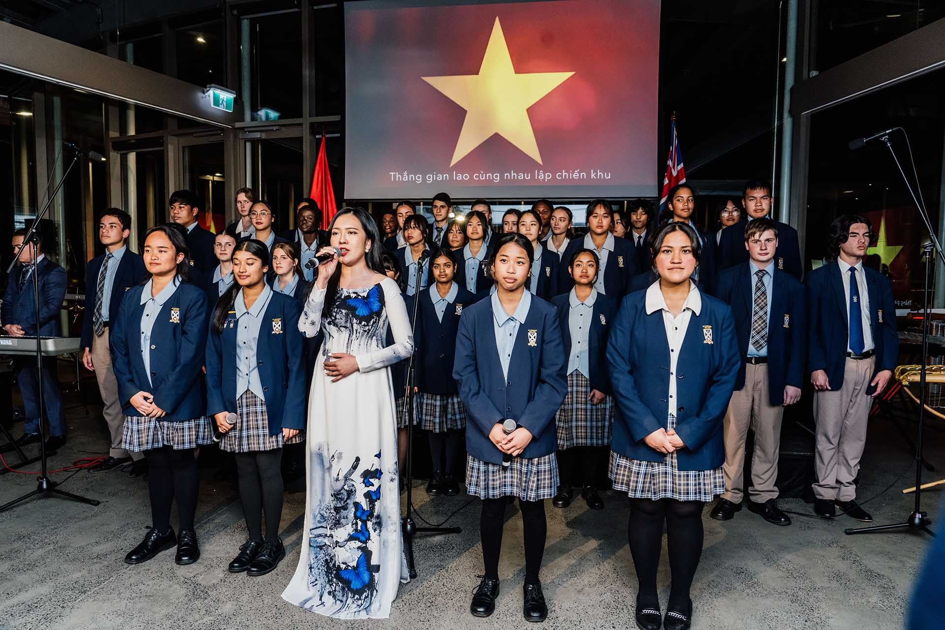 Dàn hợp xướng của trường St Andrew Marayong hát quốc ca Việt Nam. Dàn hợp xướng của trường St Andrew Marayong hát quốc ca Việt Nam.