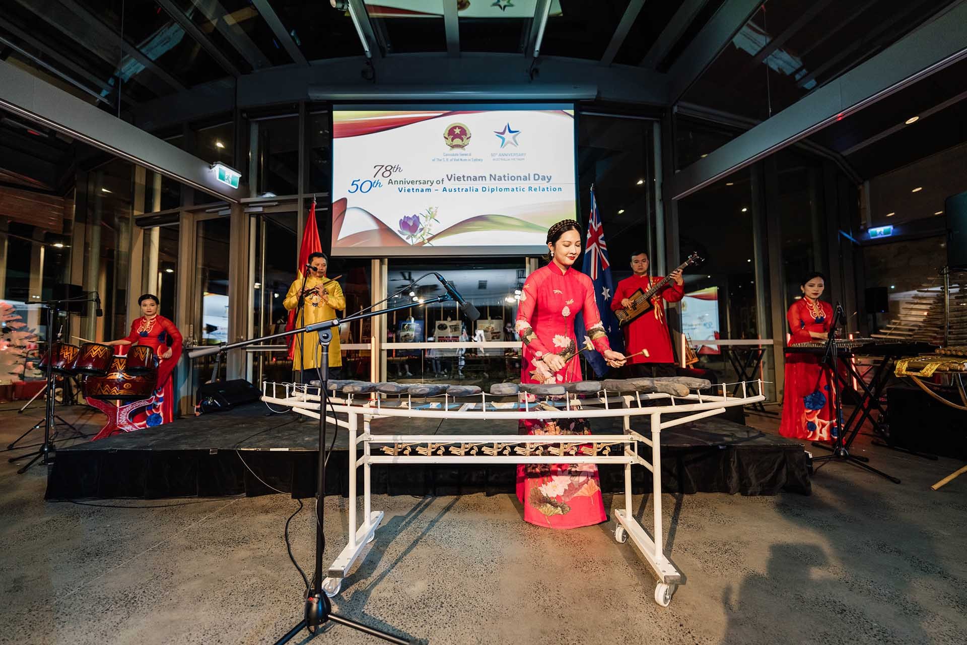 Các nghệ sĩ Việt Nam trình diễn nhạc cụ dân tộc. Các nghệ sĩ Việt Nam trình diễn nhạc cụ dân tộc.