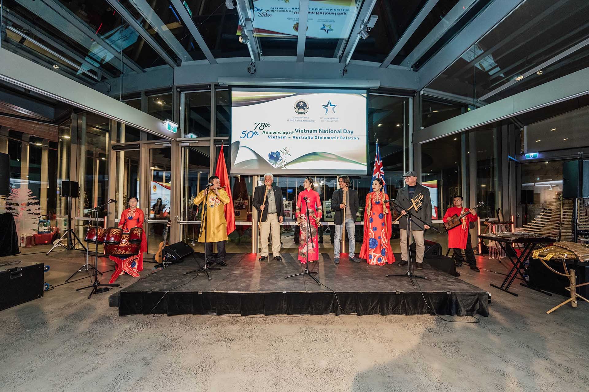 Bạn bè Australia tham gia thử trình diễn các nhạc cụ truyền thống của Việt Nam cùng nghệ Việt Nam. Bạn bè Australia tham gia thử trình diễn các nhạc cụ truyền thống của Việt Nam cùng nghệ Việt Nam.