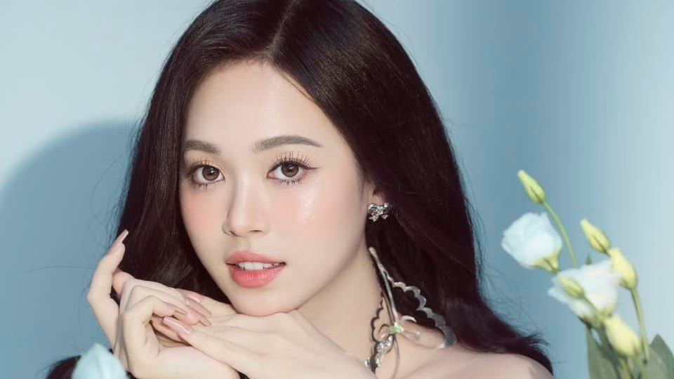 Á hậu Trịnh Thùy Linh xinh đẹp, trong veo tuổi 21