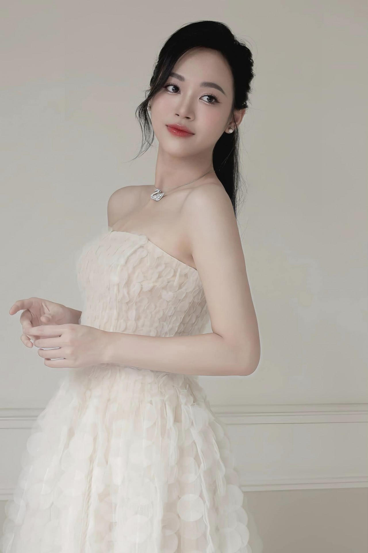 Trịnh Thùy Linh xinh đẹp, gợi cảm tuổi 21