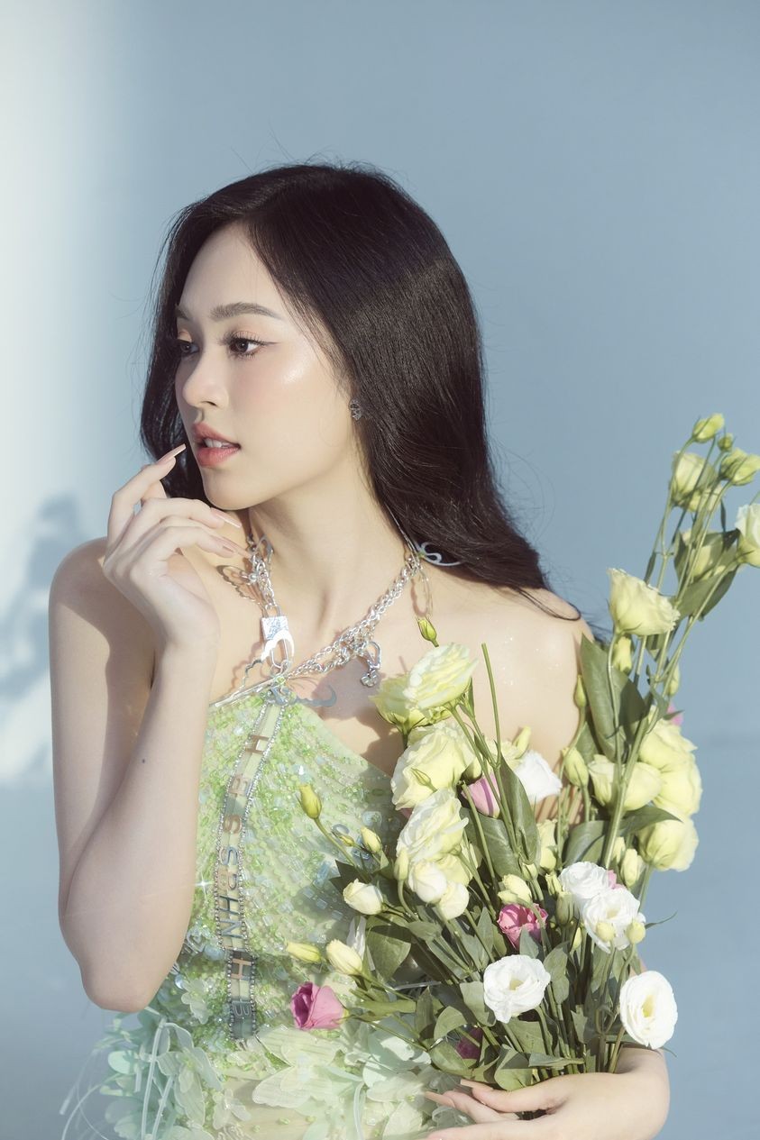 Trịnh Thùy Linh xinh đẹp, gợi cảm tuổi 21