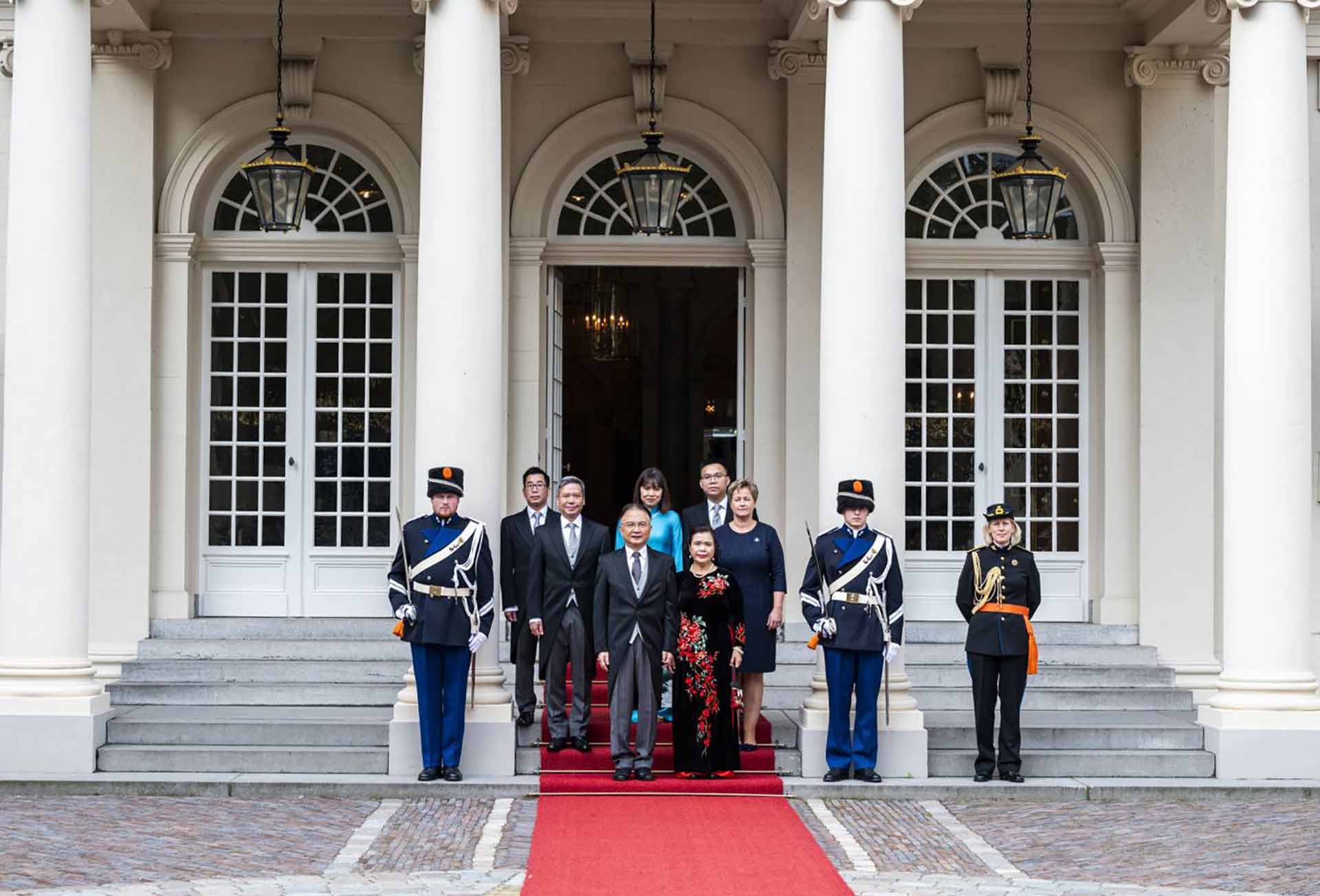 Đại sứ Ngô Hướng Nam trình Thư ủy nhiệm lên Nhà vua Hà Lan