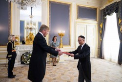 Đại sứ Ngô Hướng Nam trình Thư ủy nhiệm lên Nhà vua Hà Lan