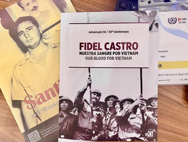 Cuốn sách về chuyến thăm đầu tiên của lãnh tụ Fidel Castro tới Việt Nam Cuốn sách song ngữ về chuyến thăm đầu tiên của lãnh tụ Fidel Castro tới Việt Nam