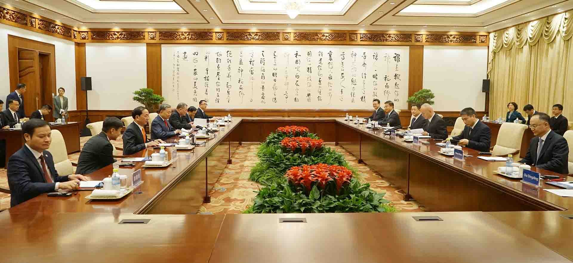 Bộ trưởng Bộ Công an Tô Lâm chào xã giao đồng chí Thái Kỳ, Ủy viên Thường vụ Bộ Chính trị, Bí thư Ban bí thư, Chủ nhiệm Văn phòng Trung ương Đảng. (Nguồn: TTXVN)